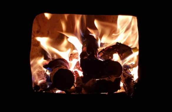 Maîtriser l'art d'allumer un feu de cheminée : étapes et astuces