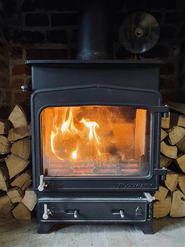 Remplacer sa cheminée traditionnelle par un poêle à bois ou à granulés